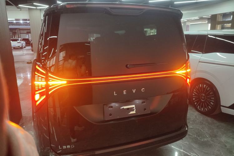 Used Geely Galaxy LEVC L380 2024 140-Degree 6-Seater All-Wheel-Drive Ultra Exterior 4