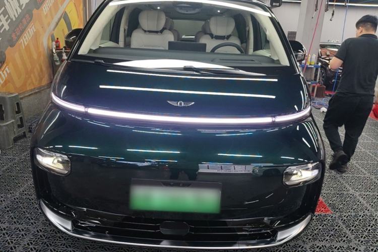 Used Geely Galaxy LEVC L380 2024 140-Degree 6-Seater All-Wheel-Drive Ultra Front
