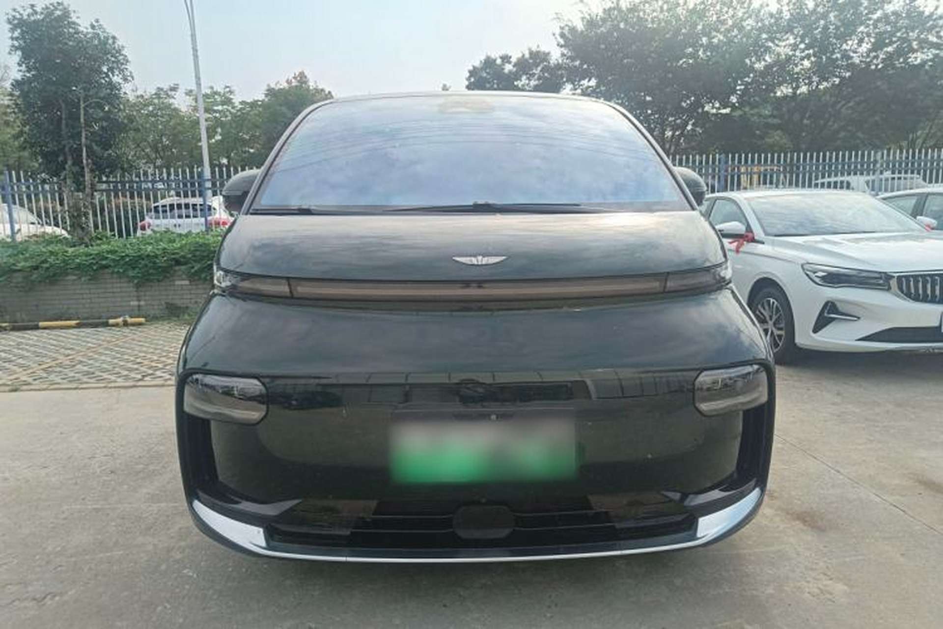 Used Geely Galaxy LEVC L380 2024 140-Degree 6-Seater All-Wheel-Drive Ultra Front