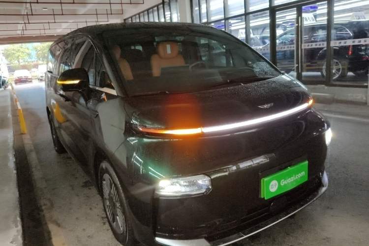 Used Geely Galaxy LEVC L380 2024 140-Degree 6-Seater All-Wheel-Drive Ultra Front Right 45 Deg