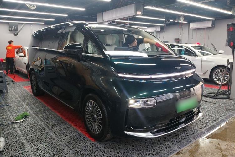 Used Geely Galaxy LEVC L380 2024 140-Degree 6-Seater All-Wheel-Drive Ultra Front Right 45 Deg