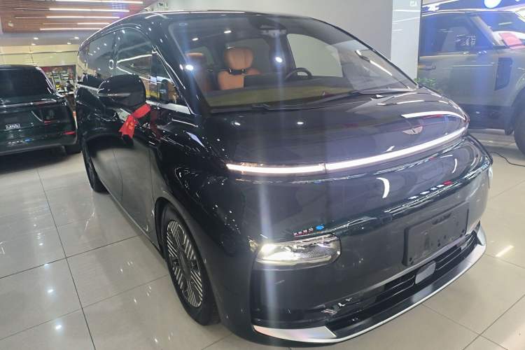 Used Geely Galaxy LEVC L380 2024 140-Degree 6-Seater All-Wheel-Drive Ultra Front Right 45 Deg