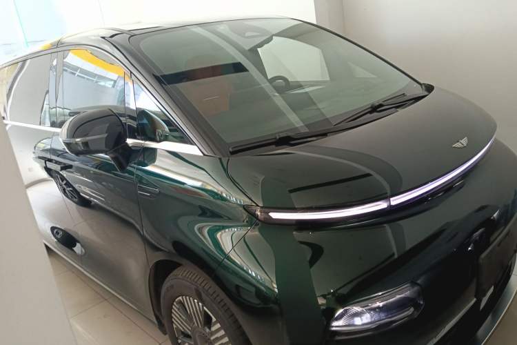 Used Geely Galaxy LEVC L380 2024 140-Degree 6-Seater All-Wheel-Drive Ultra Front Right 45 Deg