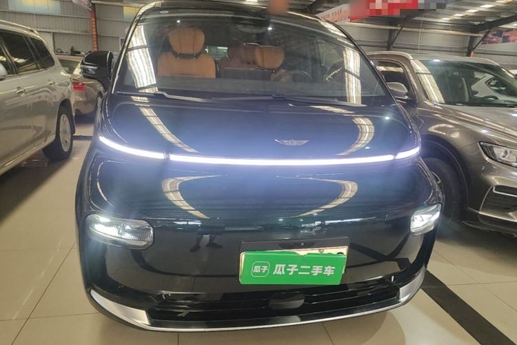 Used Geely Galaxy LEVC L380 2024 140-Degree 6-Seater All-Wheel-Drive Ultra Front