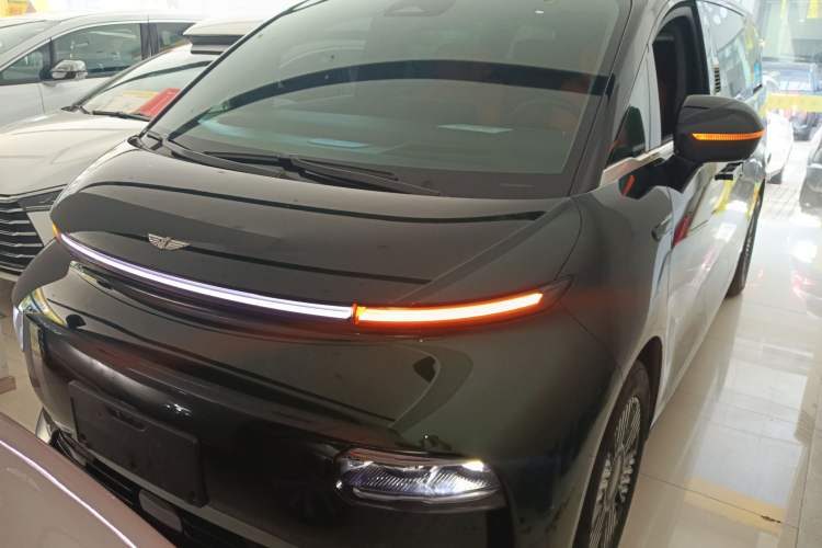 Used Geely Galaxy LEVC L380 2024 140-Degree 6-Seater All-Wheel-Drive Ultra Front