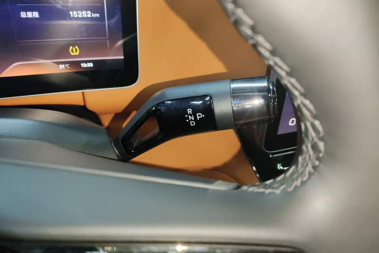 Used Geely Galaxy LEVC L380 2024 140-Degree 6-Seater All-Wheel-Drive Ultra Gear Lever