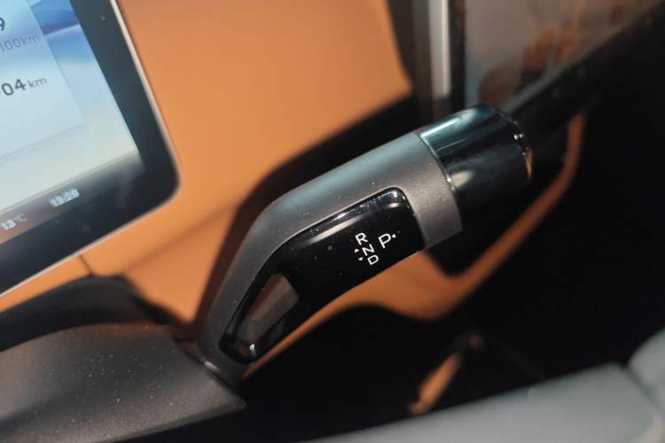 Used Geely Galaxy LEVC L380 2024 140-Degree 6-Seater All-Wheel-Drive Ultra Gear Lever