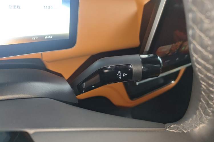 Used Geely Galaxy LEVC L380 2024 116 Degrees 6 Seats Two-Wheel Drive Pro Gear Lever