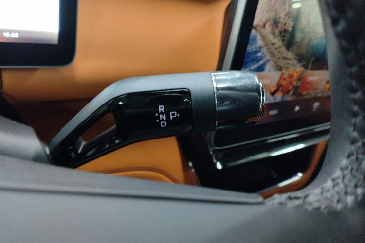 Used Geely Galaxy LEVC L380 2024 140-Degree 6-Seater All-Wheel-Drive Ultra Gear Lever