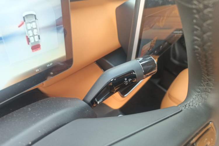 Used Geely Galaxy LEVC L380 2024 140-Degree 6-Seater All-Wheel-Drive Ultra Gear Lever