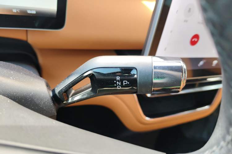 Used Geely Galaxy LEVC L380 2024 140-Degree 6-Seater All-Wheel-Drive Ultra Gear Lever