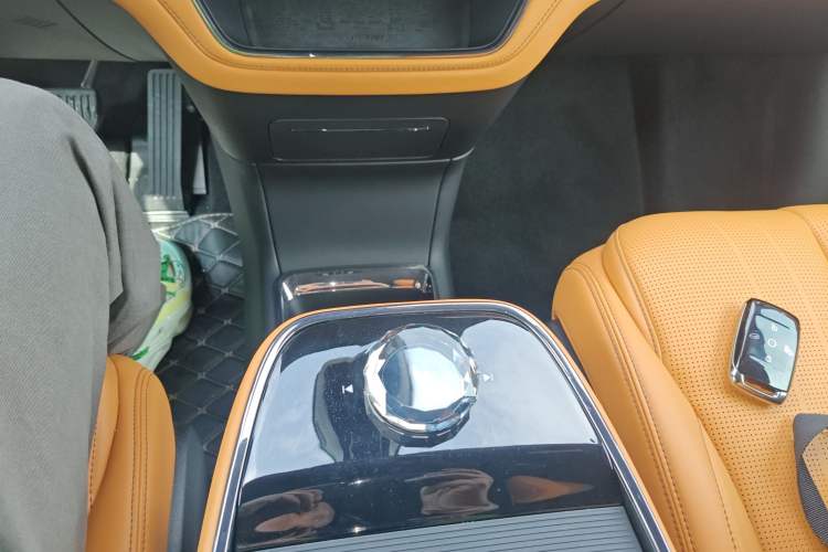 Used Geely Galaxy LEVC L380 2024 140-Degree 6-Seater All-Wheel-Drive Ultra Gear Lever