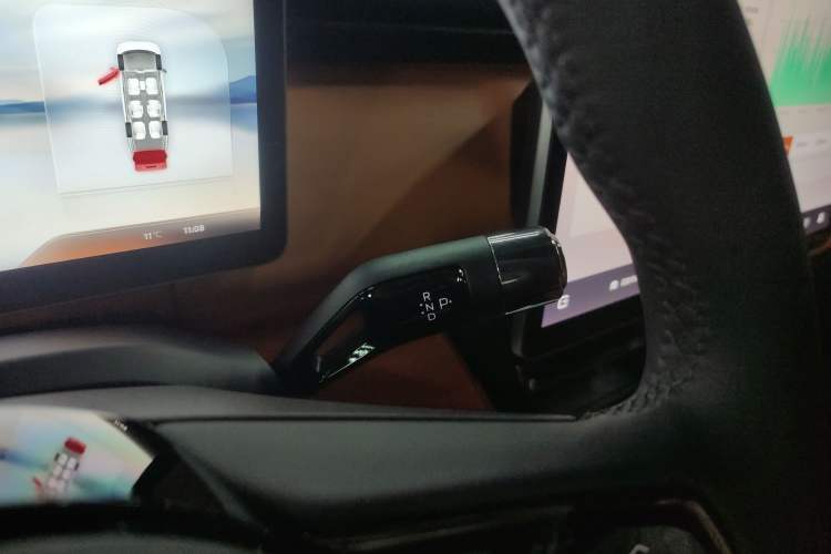 Used Geely Galaxy LEVC L380 2024 140-Degree 6-Seater All-Wheel-Drive Ultra Gear Lever
