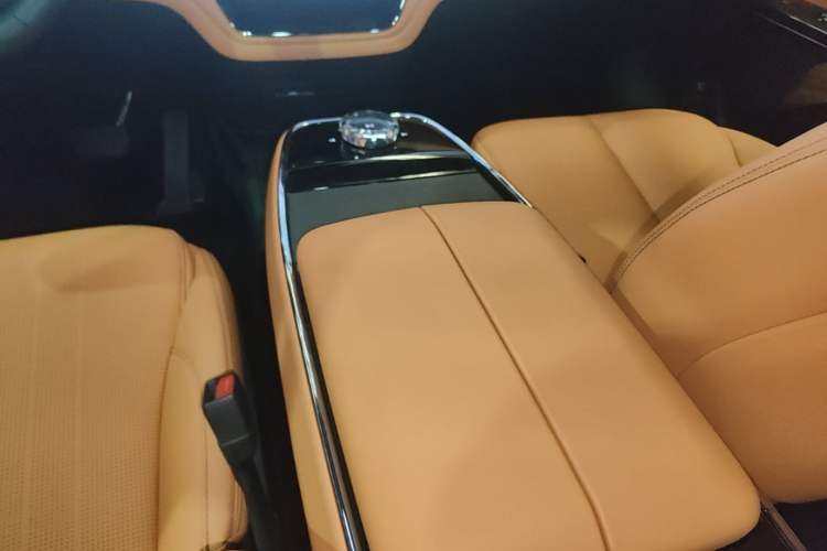 Used Geely Galaxy LEVC L380 2024 140-Degree 6-Seater All-Wheel-Drive Ultra Gear Lever
