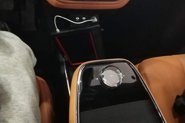 Used Geely Galaxy LEVC L380 2024 140-Degree 6-Seater All-Wheel-Drive Ultra Gear Lever