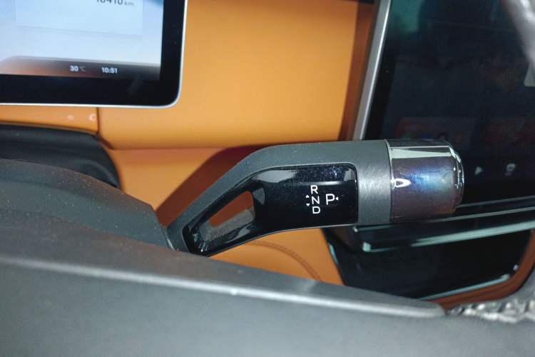 Used Geely Galaxy LEVC L380 2024 140-Degree 6-Seater All-Wheel-Drive Ultra Gear Lever