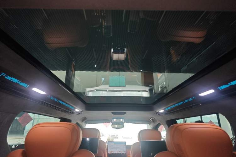 Used Geely Galaxy LEVC L380 2024 140-Degree 6-Seater All-Wheel-Drive Ultra Headliner