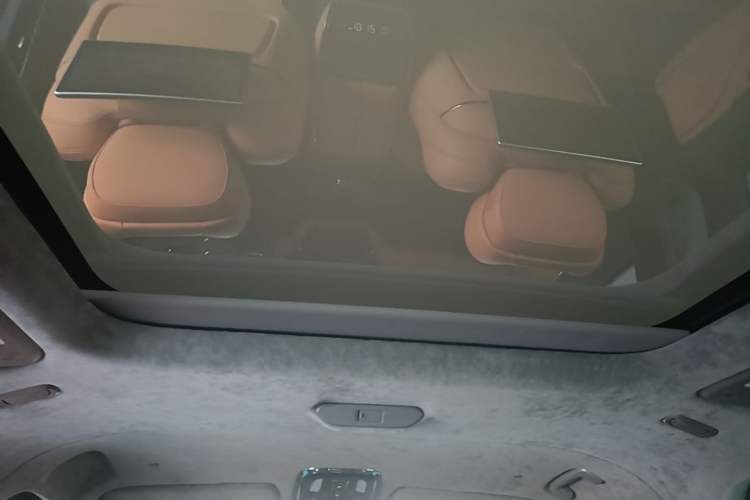 Used Geely Galaxy LEVC L380 2024 140-Degree 6-Seater All-Wheel-Drive Ultra Headliner