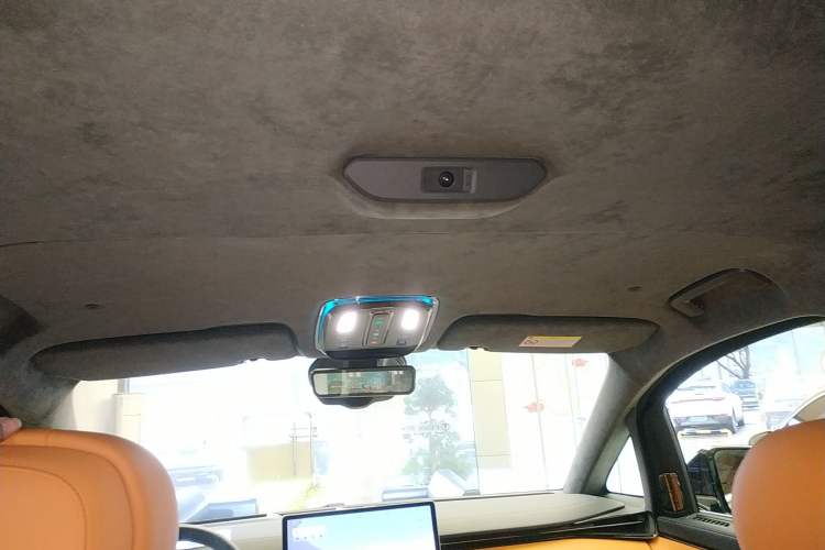 Used Geely Galaxy LEVC L380 2024 140-Degree 6-Seater All-Wheel-Drive Ultra Headliner