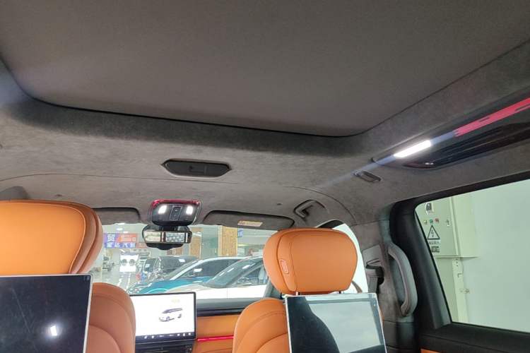 Used Geely Galaxy LEVC L380 2024 140-Degree 6-Seater All-Wheel-Drive Ultra Headliner