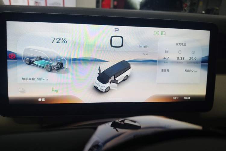 Used Geely Galaxy LEVC L380 2024 140-Degree 6-Seater All-Wheel-Drive Ultra Instrument Cluster