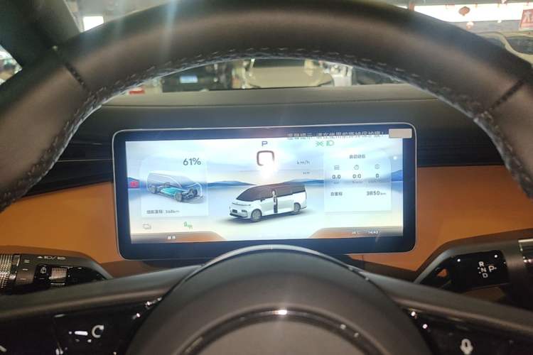 Used Geely Galaxy LEVC L380 2024 140-Degree 6-Seater All-Wheel-Drive Ultra Instrument Cluster
