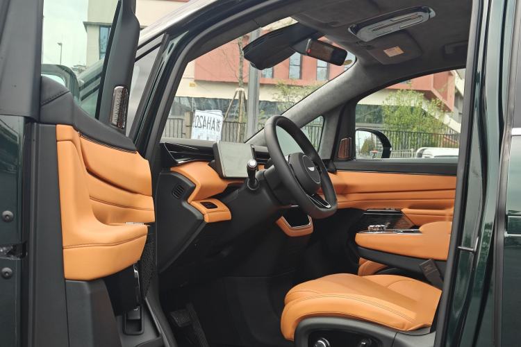 Used Geely Galaxy LEVC L380 2024 140-Degree 6-Seater All-Wheel-Drive Ultra Interior 1