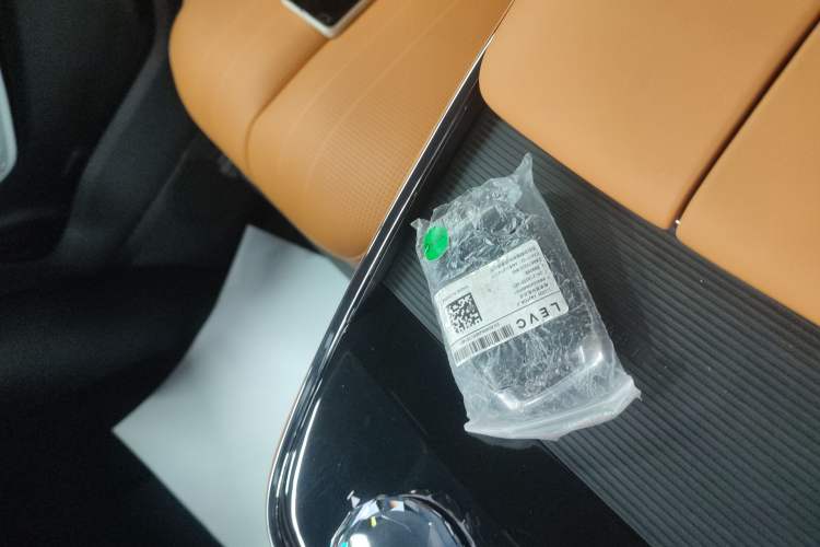 Used Geely Galaxy LEVC L380 2024 140-Degree 6-Seater All-Wheel-Drive Ultra Interior 1