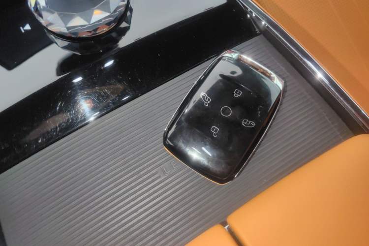 Used Geely Galaxy LEVC L380 2024 140-Degree 6-Seater All-Wheel-Drive Ultra Interior 1