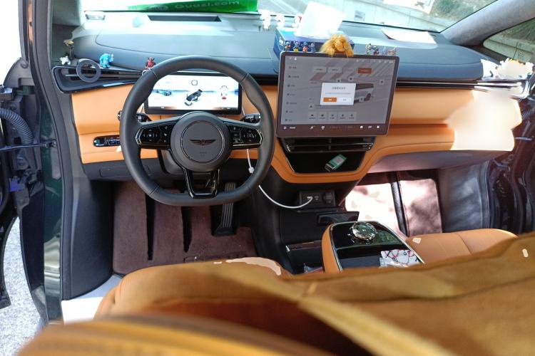 Used Geely Galaxy LEVC L380 2024 140-Degree 6-Seater All-Wheel-Drive Ultra Interior 2