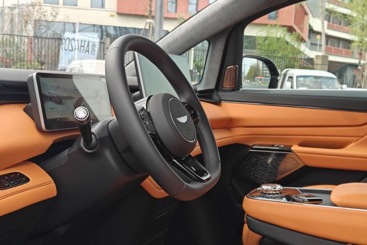 Used Geely Galaxy LEVC L380 2024 140-Degree 6-Seater All-Wheel-Drive Ultra Interior 2