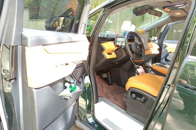 Used Geely Galaxy LEVC L380 2024 140-Degree 6-Seater All-Wheel-Drive Ultra Interior 3