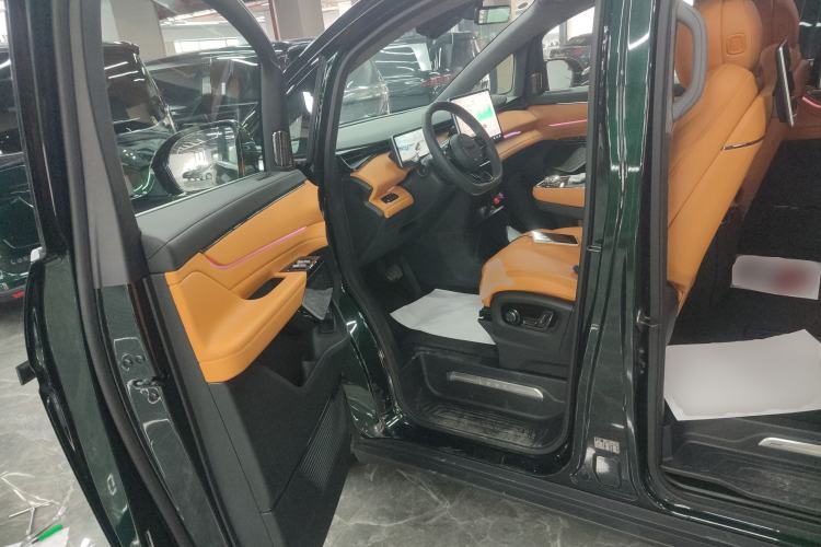 Used Geely Galaxy LEVC L380 2024 140-Degree 6-Seater All-Wheel-Drive Ultra Interior 3