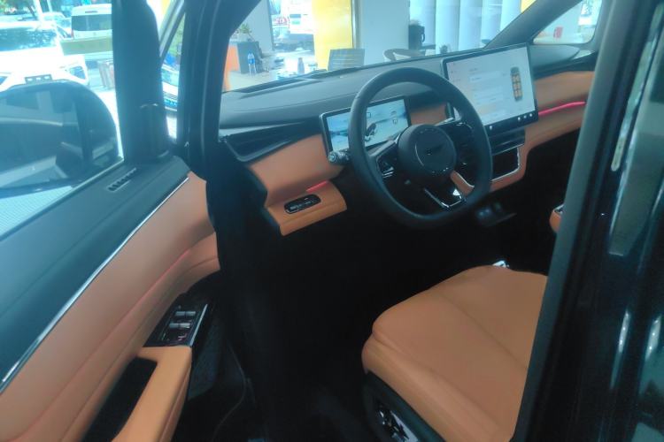 Used Geely Galaxy LEVC L380 2024 140-Degree 6-Seater All-Wheel-Drive Ultra Interior 3