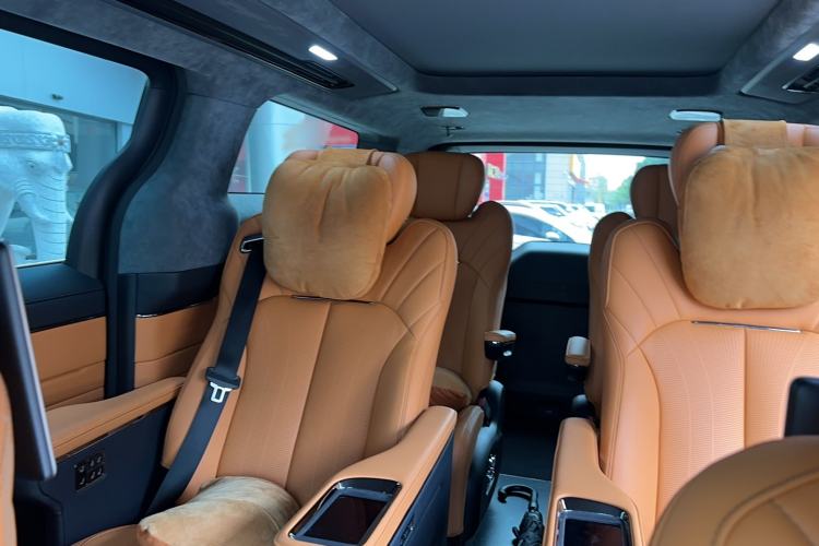 Used Geely Galaxy LEVC L380 2024 140-Degree 6-Seater All-Wheel-Drive Ultra Interior 4