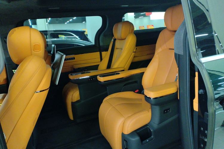 Used Geely Galaxy LEVC L380 2024 140-Degree 6-Seater All-Wheel-Drive Ultra Interior 4