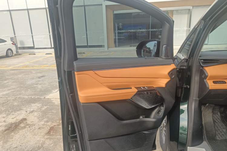 Used Geely Galaxy LEVC L380 2024 140-Degree 6-Seater All-Wheel-Drive Ultra Left Front Door Interior