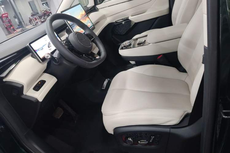 Used Geely Galaxy LEVC L380 2024 140-Degree 6-Seater All-Wheel-Drive Ultra Left Front Seat
