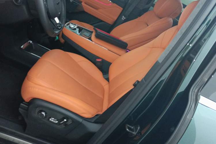 Used Geely Galaxy LEVC L380 2024 140-Degree 6-Seater All-Wheel-Drive Ultra Left Front Seat