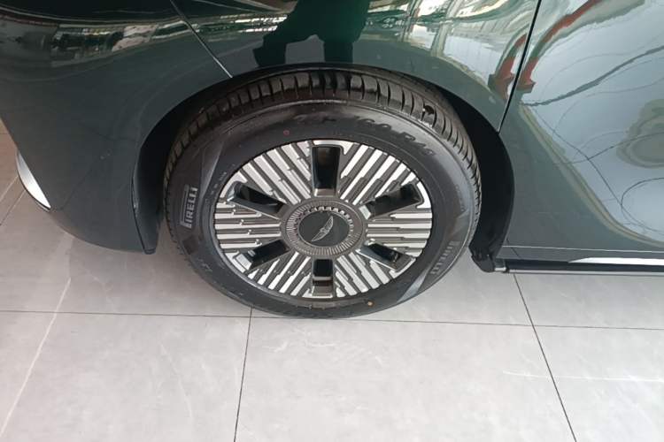 Used Geely Galaxy LEVC L380 2024 140-Degree 6-Seater All-Wheel-Drive Ultra Left Front Wheel Hub