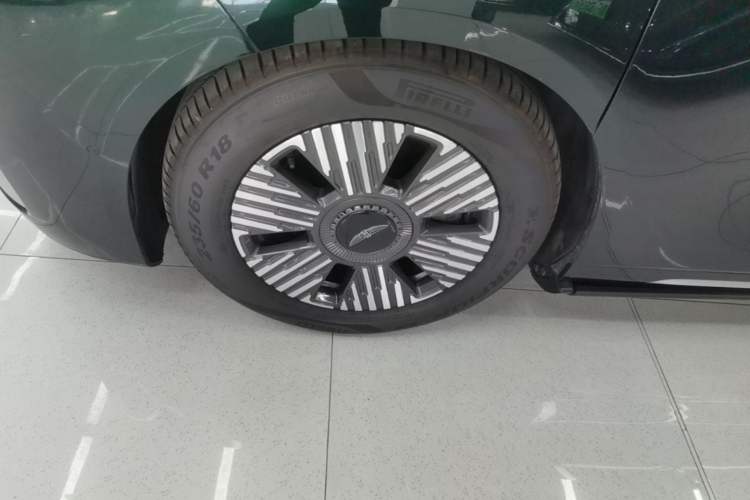 Used Geely Galaxy LEVC L380 2024 116 Degrees 6 Seats Two-Wheel Drive Pro Left Front Wheel Hub