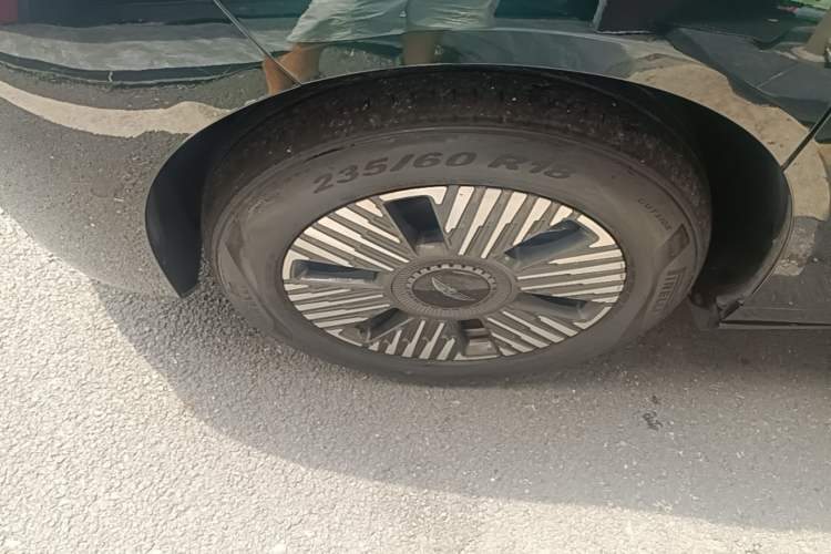 Used Geely Galaxy LEVC L380 2024 140-Degree 6-Seater All-Wheel-Drive Ultra Left Front Wheel Hub