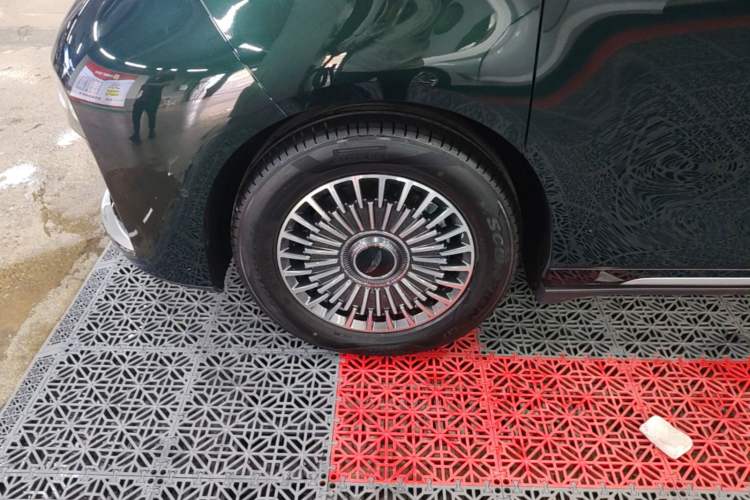 Used Geely Galaxy LEVC L380 2024 140-Degree 6-Seater All-Wheel-Drive Ultra Left Front Wheel Hub