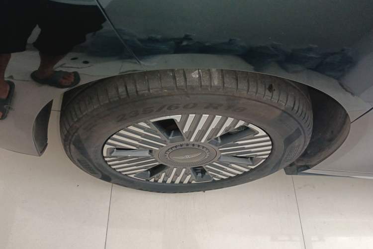 Used Geely Galaxy LEVC L380 2024 140-Degree 6-Seater All-Wheel-Drive Ultra Left Front Wheel Hub