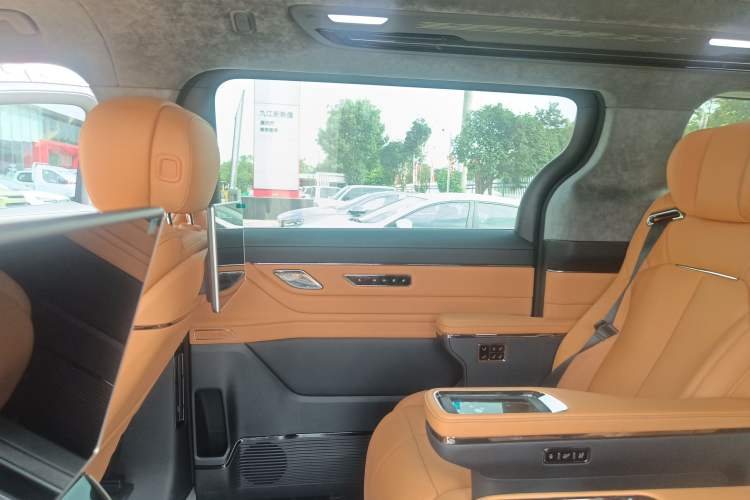 Used Geely Galaxy LEVC L380 2024 140-Degree 6-Seater All-Wheel-Drive Ultra Left Rear Door Interior