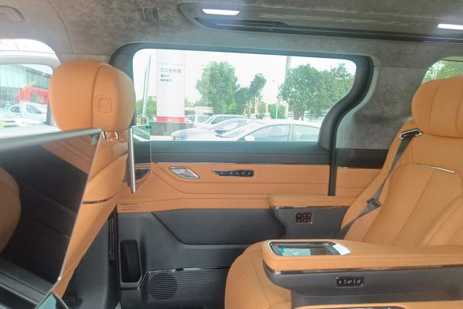 Used Geely Galaxy LEVC L380 2024 140-Degree 6-Seater All-Wheel-Drive Ultra Left Rear Door Interior