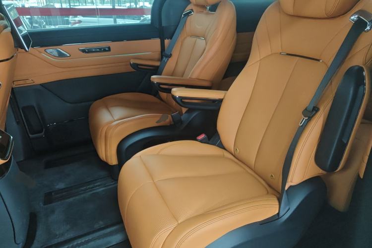 Used Geely Galaxy LEVC L380 2024 116 Degrees 6 Seats Two-Wheel Drive Pro Left Rear Seat
