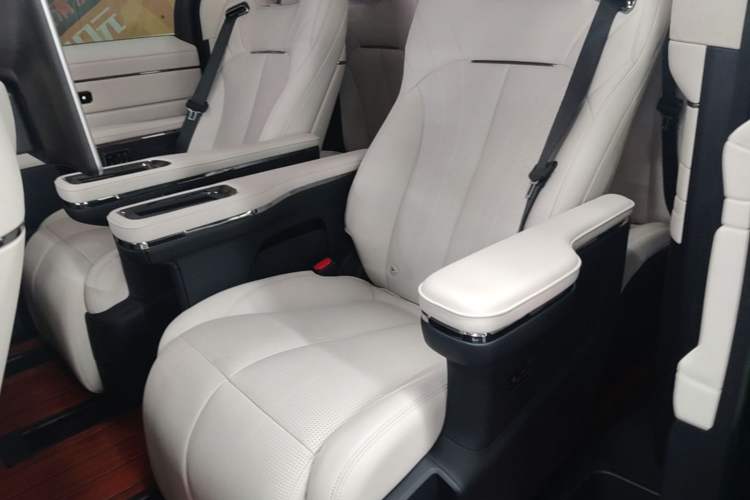 Used Geely Galaxy LEVC L380 2024 140-Degree 6-Seater All-Wheel-Drive Ultra Left Rear Seat