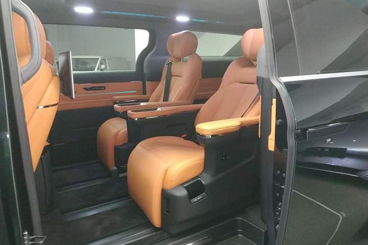 Used Geely Galaxy LEVC L380 2024 140-Degree 6-Seater All-Wheel-Drive Ultra Left Rear Seat