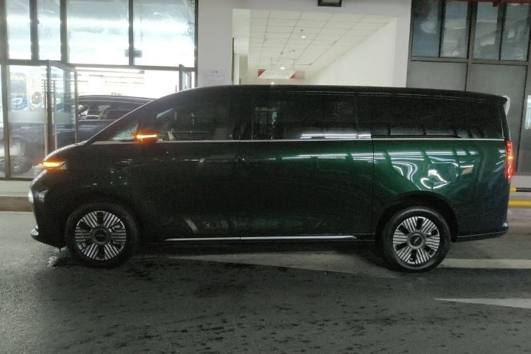 Used Geely Galaxy LEVC L380 2024 140-Degree 6-Seater All-Wheel-Drive Ultra Left Side